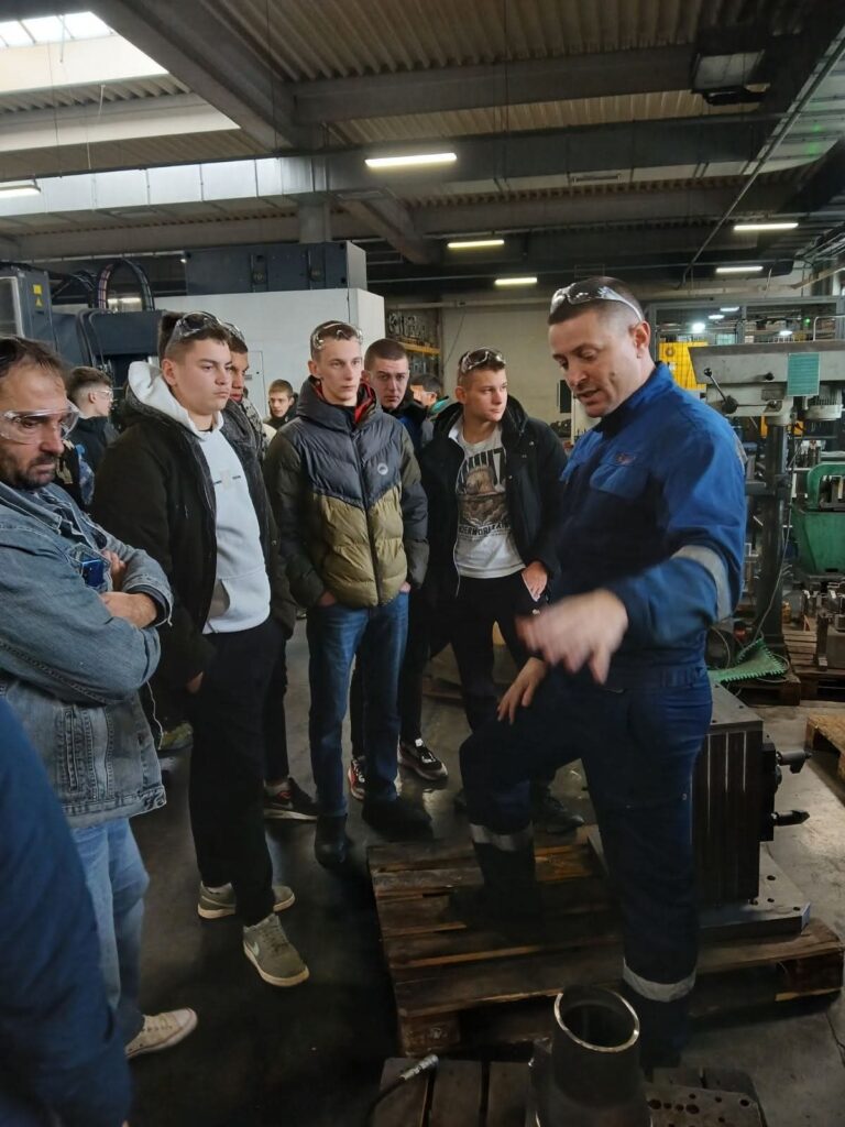 Ученици механичари поторних возила у Кикинди